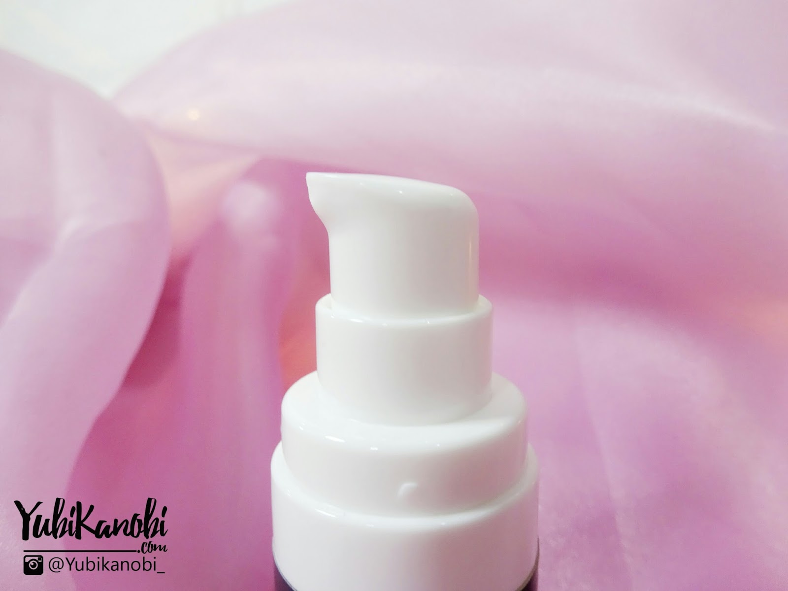 Review Dermaluz Serum Acne Exfoliating Produk ini didominasi warna hitam dan pada kemasannya sudah tertera berbagai informasi mengenai si produk mulai dari informasi benefit ingri nts