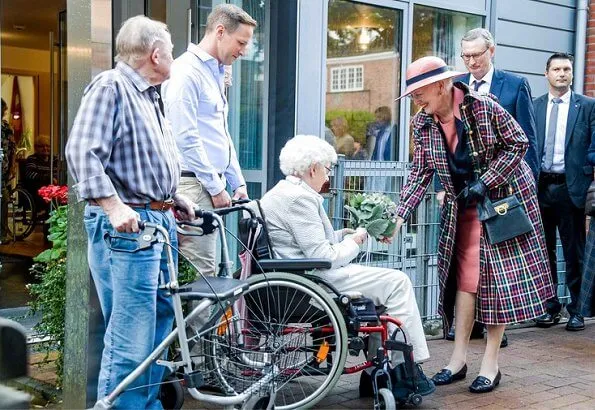 Queen Margrethe was welcomed by Consul General Kim Andersen