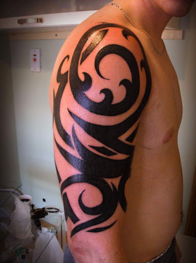 Braço de tatuagem tribal para os homens. Este design são muito populares em todo o mundo