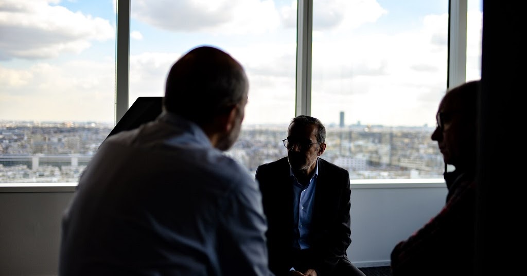 "Rub elbows with" nghĩa là gì?