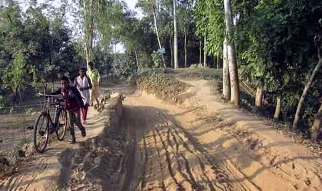 In the Palashbari district, the allotment of flood control dam is to the Karatoya পলাশবাড়ীতে করতোয়া বন্যা নিয়ন্ত্রণ বাঁধটি ধ্বংসের পথে