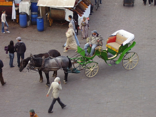 Coche de caballos en la Plaza de la Jemaa el Fna (Marrakech)