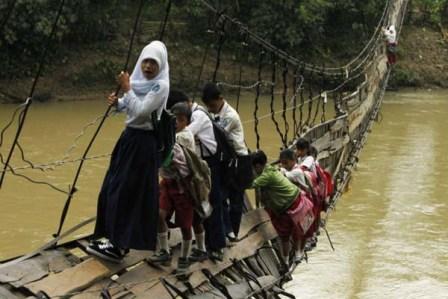 kumpulan pantun nasehat teka teki jenaka cinta.