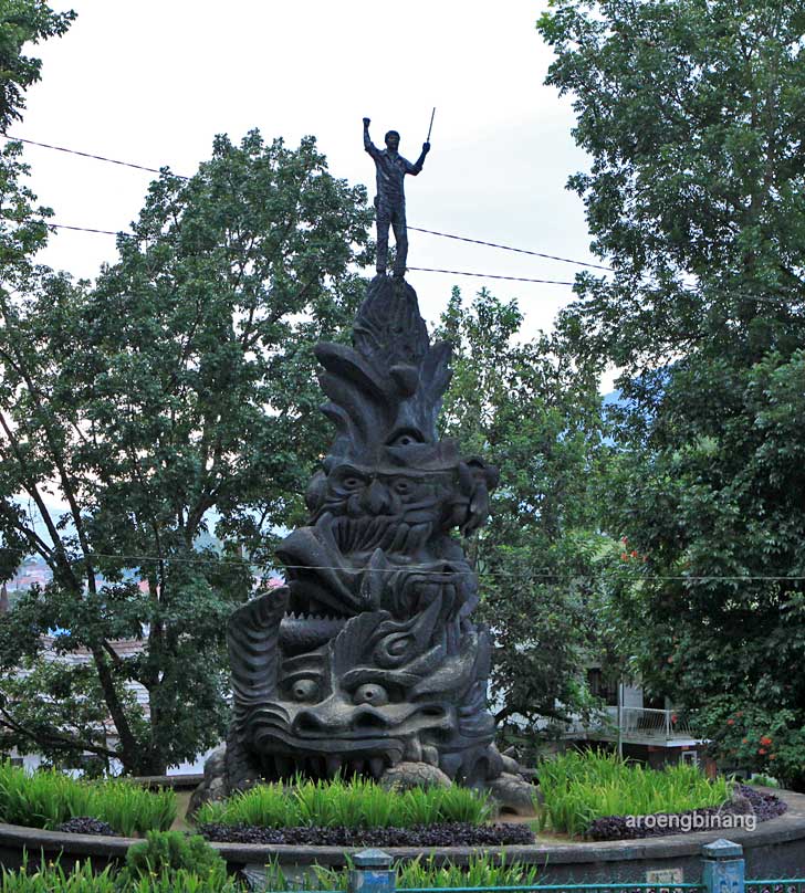tugu pahlawan tak dikenal bukittinggi