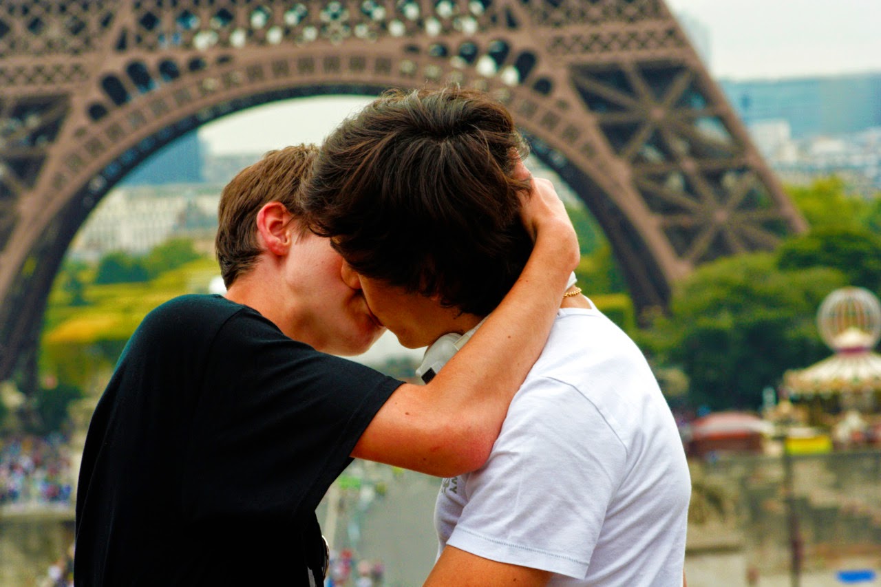 Мальчики целуются фото