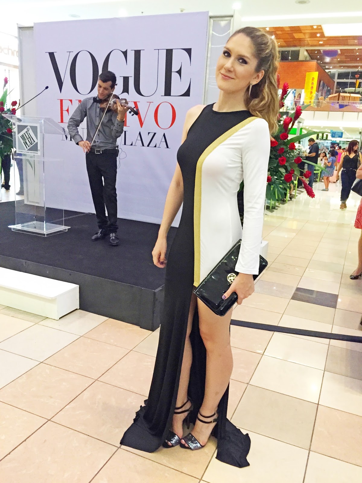 Live violin at the Vogue Live event of Multiplaza Pacific!