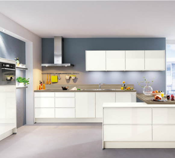 cocina-blanca-con-pared-azul