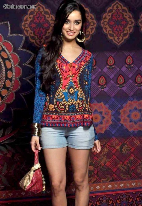Shraddha Kapoor is the ambassador of the Global Desi Collection, a collection of ready-to-wear Dongri Anita signed.