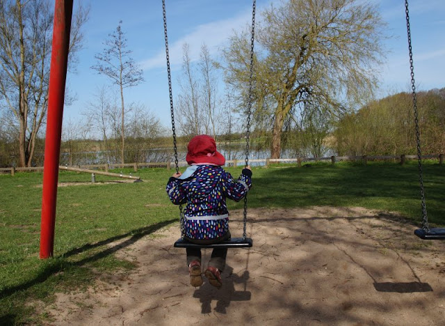 Kinder brauchen Abenteuer! Zwei spannende Abenteuer-Spielplätze in der näheren Umgebung von Kiel. Der Robinson Spielplatz in Preetz bietet beim Schaukeln einen tollen Blick auf den Postsee.