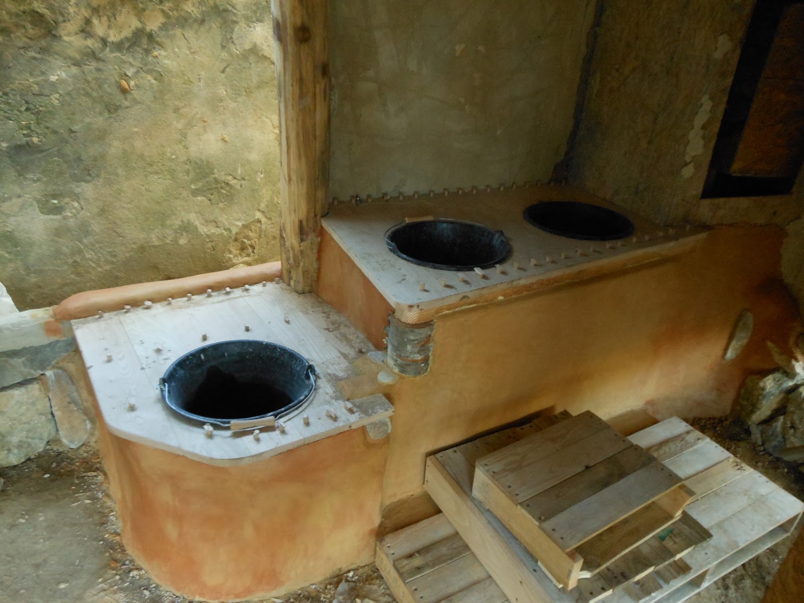 ARQUIBARRO. CONSTRUCCIÓN NATURAL CON BARRO: BAÑOS SECOS