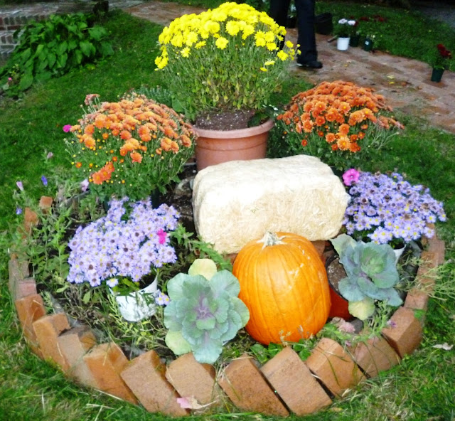 Writing Straight from the Heart: Round Flower Bed Gets Decked for Fall