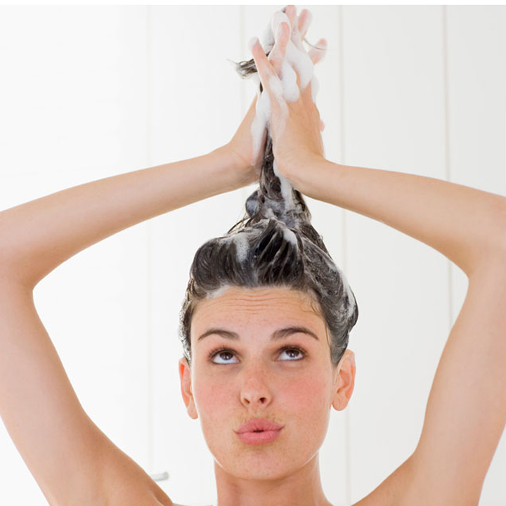Découvrez les 7 astuces magiques et naturelles pour laver vos cheveux de la bonne manière.. Les