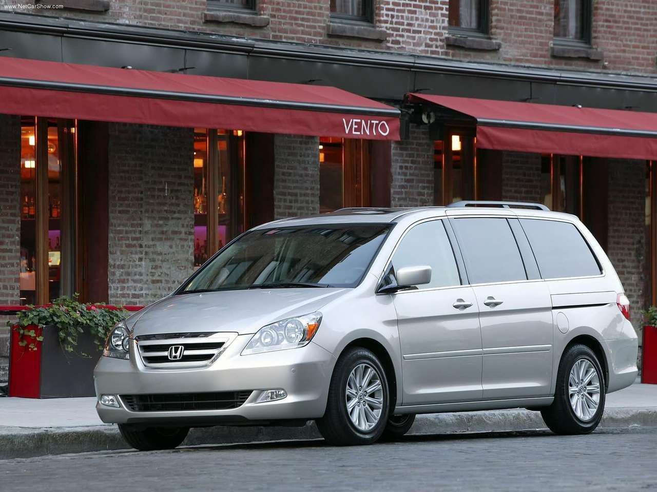 2005 Honda odyssey touring standard features #7