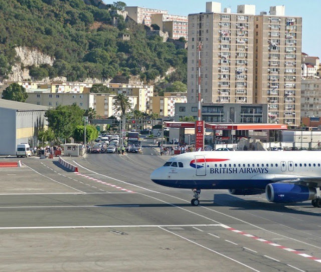 Jalan Raya Ditengah Landasan Pacu Bandara Gibraltar