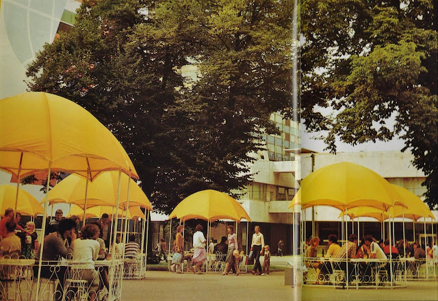 1980-е годы. Рига. В летнем кафе возле гостиницы "Латвия"
