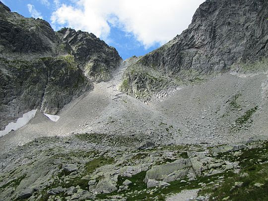 Widok na Lodową Przełęcz (słow. Sedielko; 2372 m n.p.m.). Widok na Lodową Przełęcz (słow. Sedielko; 2372 m n.p.m.).