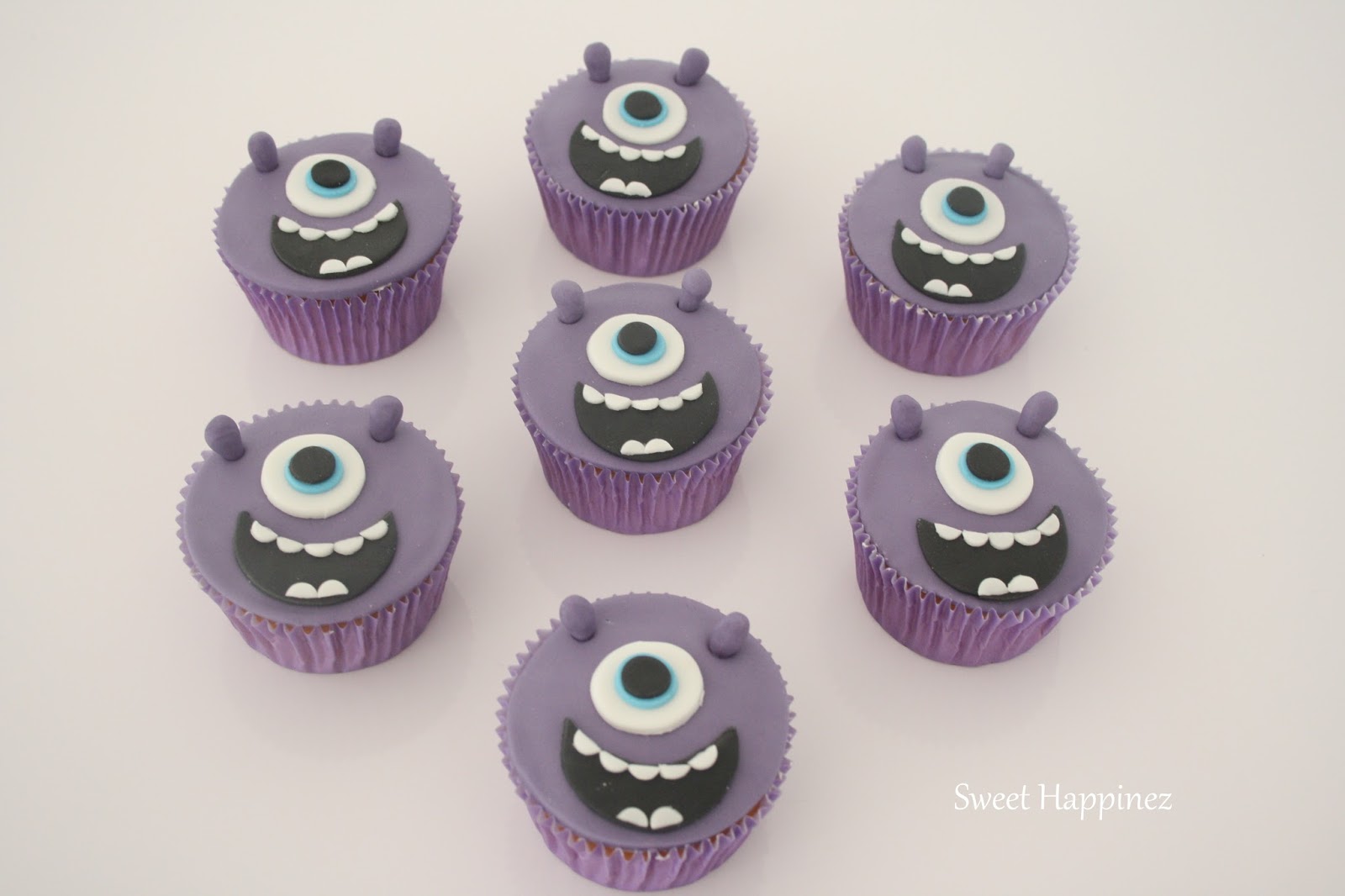 https://4.bp.blogspot.com/-K6dg0BjRxt4/VuUQkGFzSHI/AAAAAAAAGfE/91C1jHhC5r4AVrIDeODK4NbrnToqaDnpw/s1600/Monster%2BCupcakes%2B4.JPG