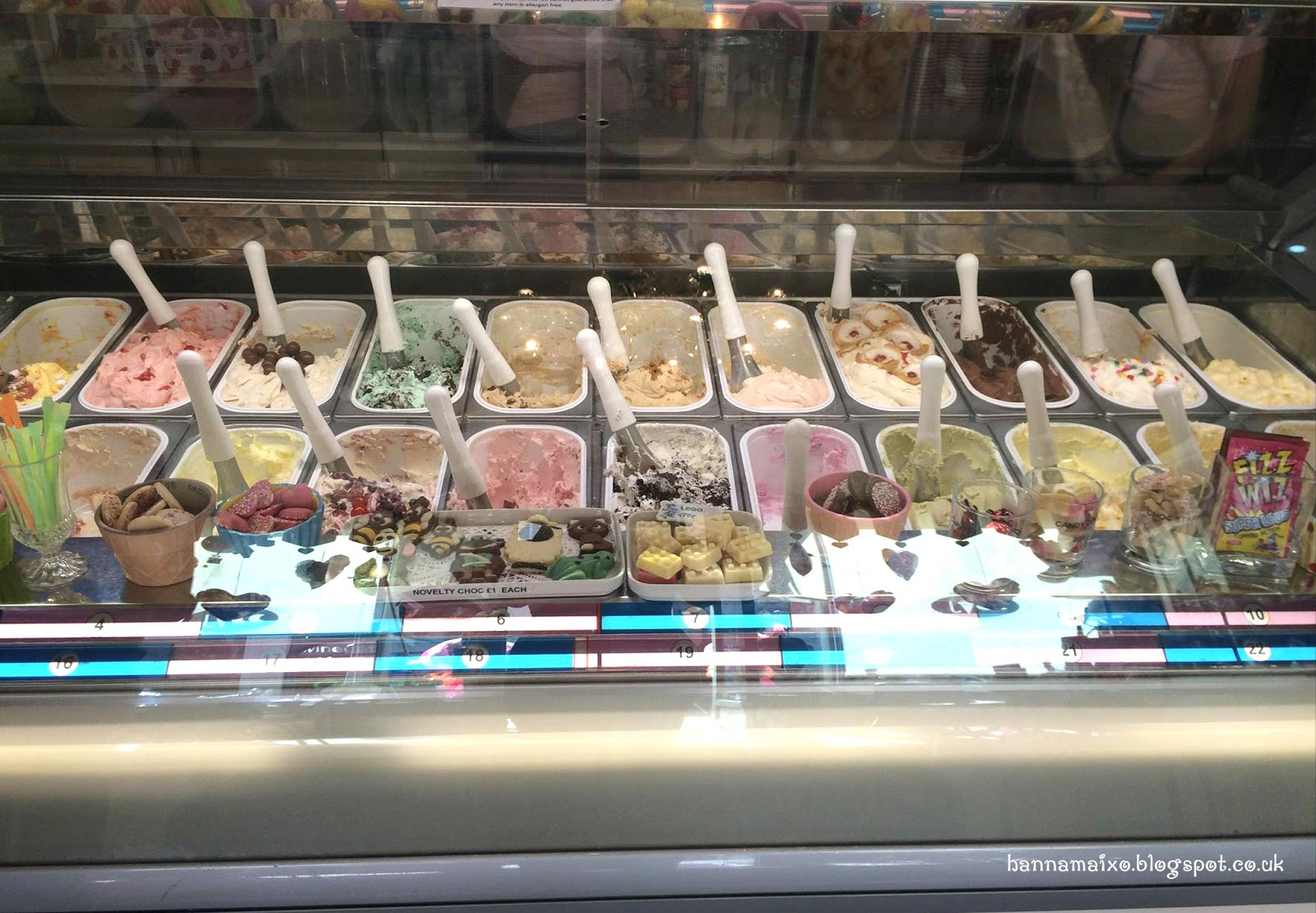 Hanna Mai: OOTD, Cute Ice Cream Shop And Mac Eyeshadow Palette!
