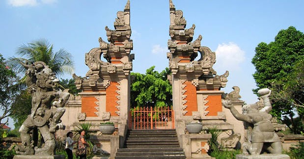 Rumah Adat Bali Gapura Candi Bentar Gambar dan 