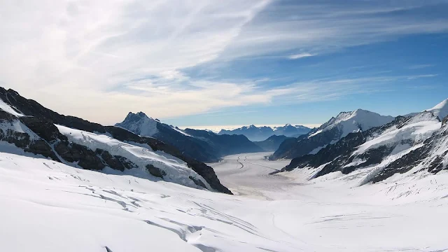 Winterlandschap met sneeuw en bergen