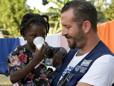 Asistencia Humanitaria Foto de un hombre atendiendo a niña