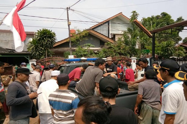 Polisi Tembak Mati Kerbau Kurban yang Mengamuk di Bekasi Polisi Tembak Mati Kerbau Kurban yang Mengamuk di Bekasi