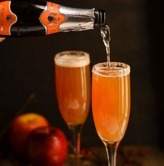 CRISP & DELICIOUS CINNAMON APPLE CIDER MIMOSA #Drink #Mimosa