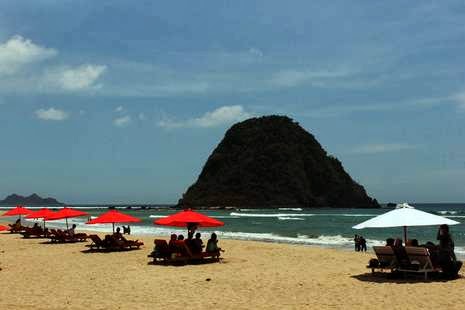 Pantai Pulau Merah yang dekat dengan Pantai Plengkung  Best Place to visit in Bali Island: Red Beach Island (Banyuwangi, Indonesia)