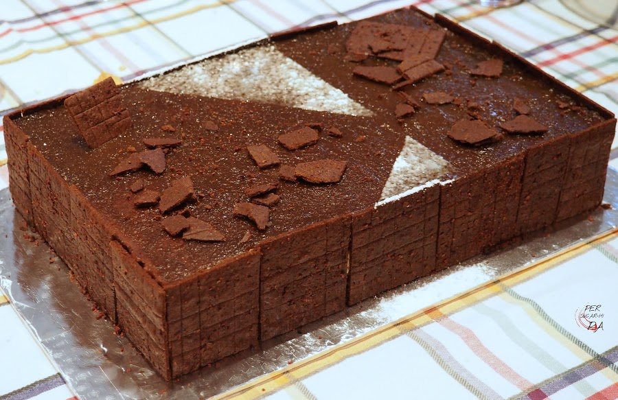 Tarta de chocolate, castañas y café. Con un esponjoso bizcocho de cacao, mousse de castañas asadas y una crema pastelera de café, decorada con galletas de cacao.