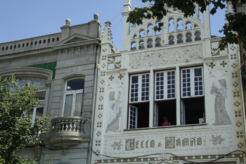 Creative guide to colorful Porto - Lello bookshop | Happy in Red Creative guide to colorful Porto - Lello bookshop | Happy in Red