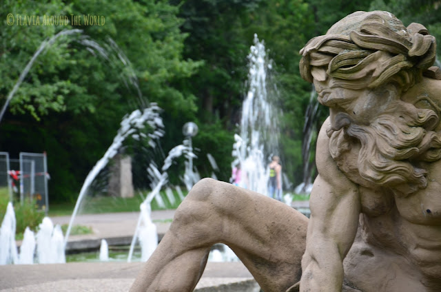 Estatua y fuentes en Schlosspark Estatua y fuentes en Schlosspark en Stuttgart