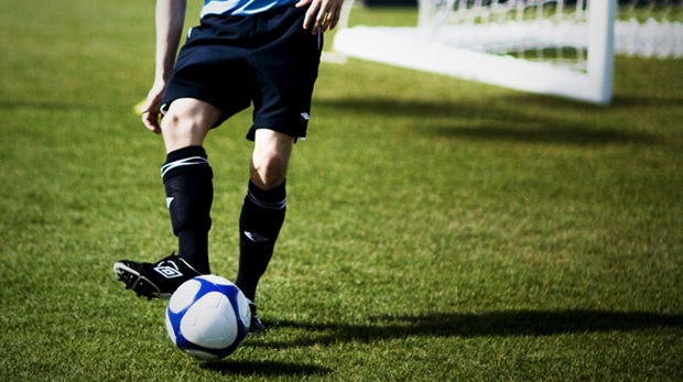 Cara Mengumpan Bola Dalam Permainan Sepak Bola Edukasi Center Edukasi Center