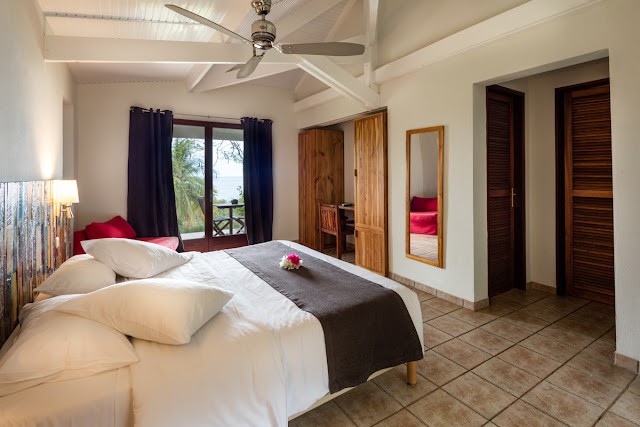 Chambre Chambre avec vue sur la mer et décoration florale sur le lit
