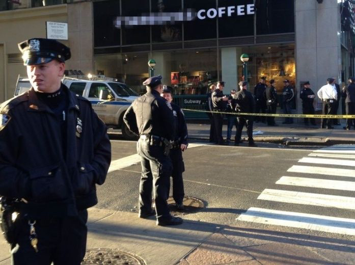 Hombre prende fuego a su novia frente a cafetería en NY Hombre prende fuego a su novia frente a cafetería en NY