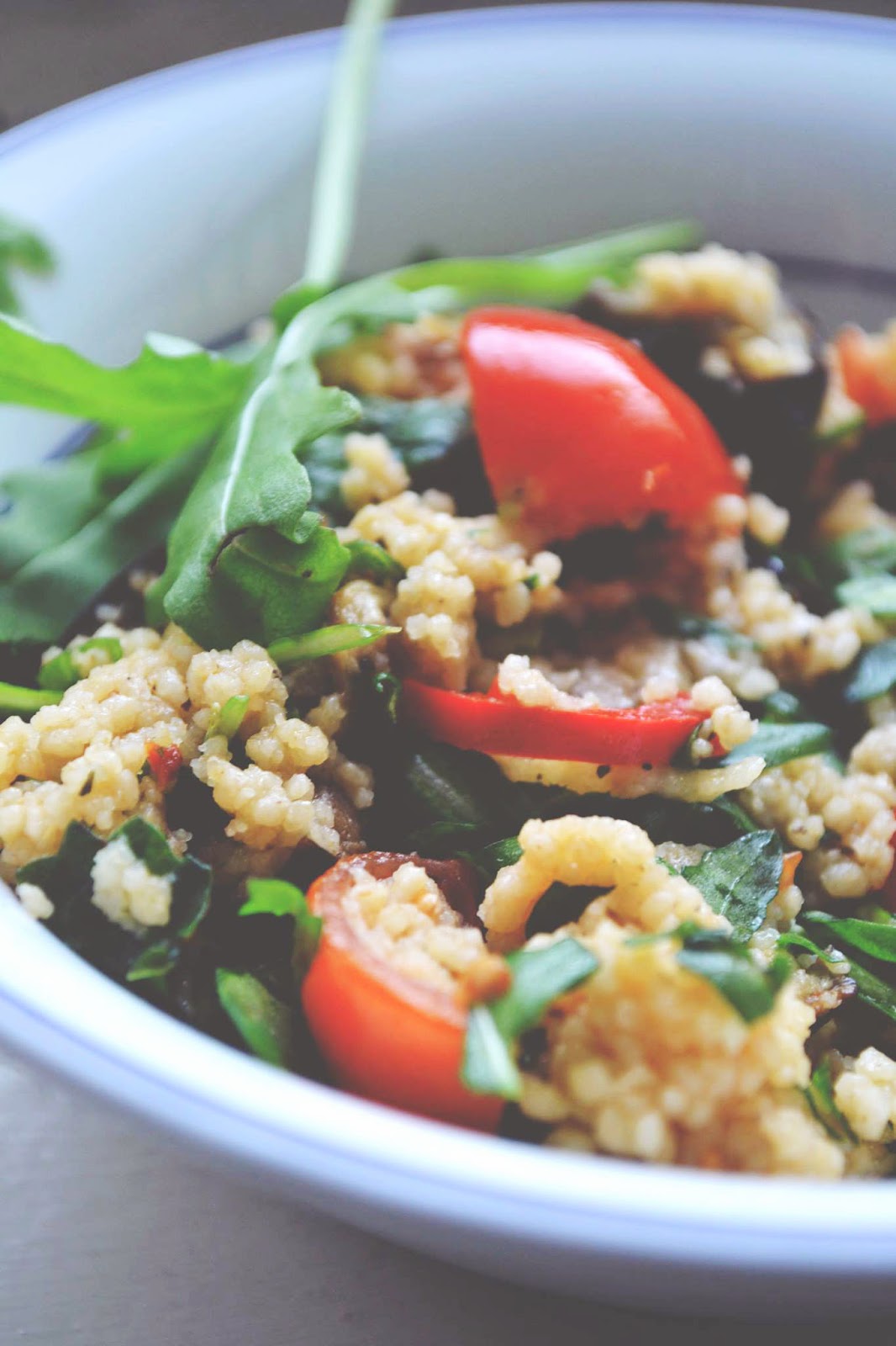 love to crumble: Couscoussalat mit Auberginen, Tomaten und Rucola