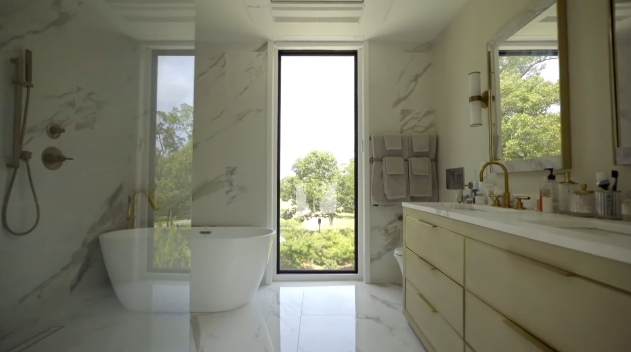 18 Photos vs. Unique Modern Home in Shelter Island, New York - Luxury House & Interior Design Video Tour