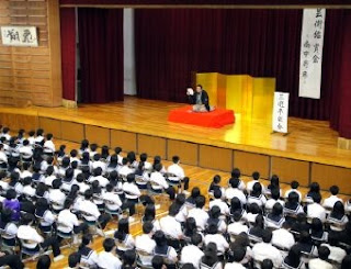 学校で開催された三遊亭楽春の楽しく学べる講演会(落語鑑賞会)の風景です。 学校で開催された三遊亭楽春の楽しく学べる講演会(落語鑑賞会)の風景です。