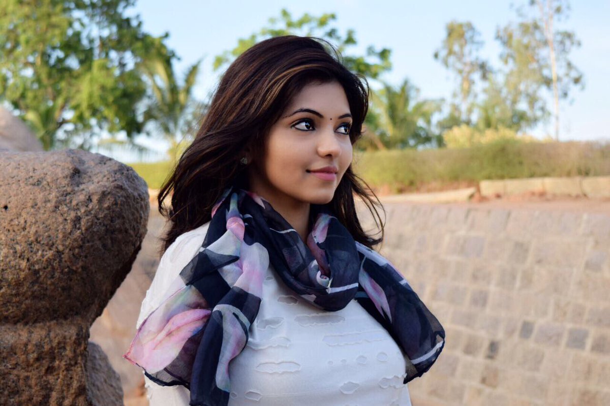 Actress Athulya Ravi Hot cleavage 