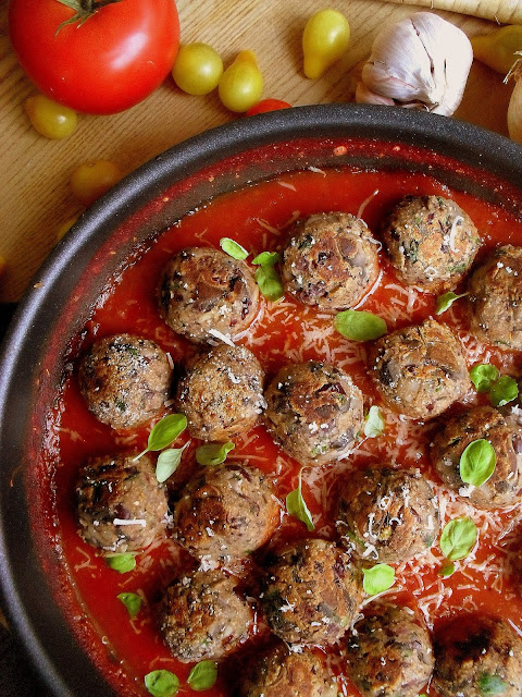Wegetariańskie klopsiki z fasoli i pieczarek / Vegetarian Bean and Mushroom Meatballs