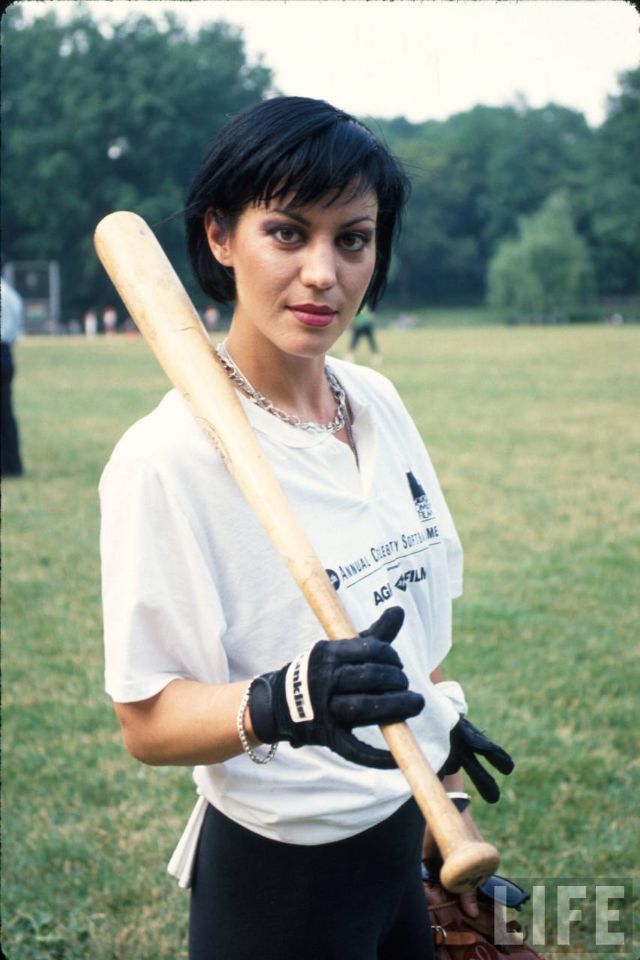 Joan Jett's Edgy Hairstyle: 30 Amazing Vintage Photos of the Queen of