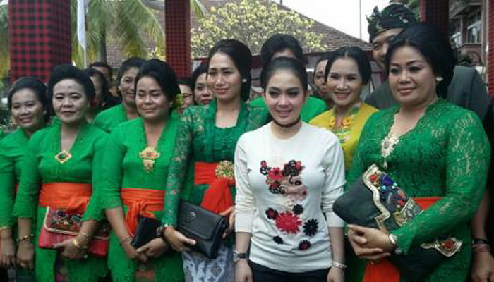 Pesona Syahrini, Laksana Ratu Kerajaan Diarak Keliling Kota Negara