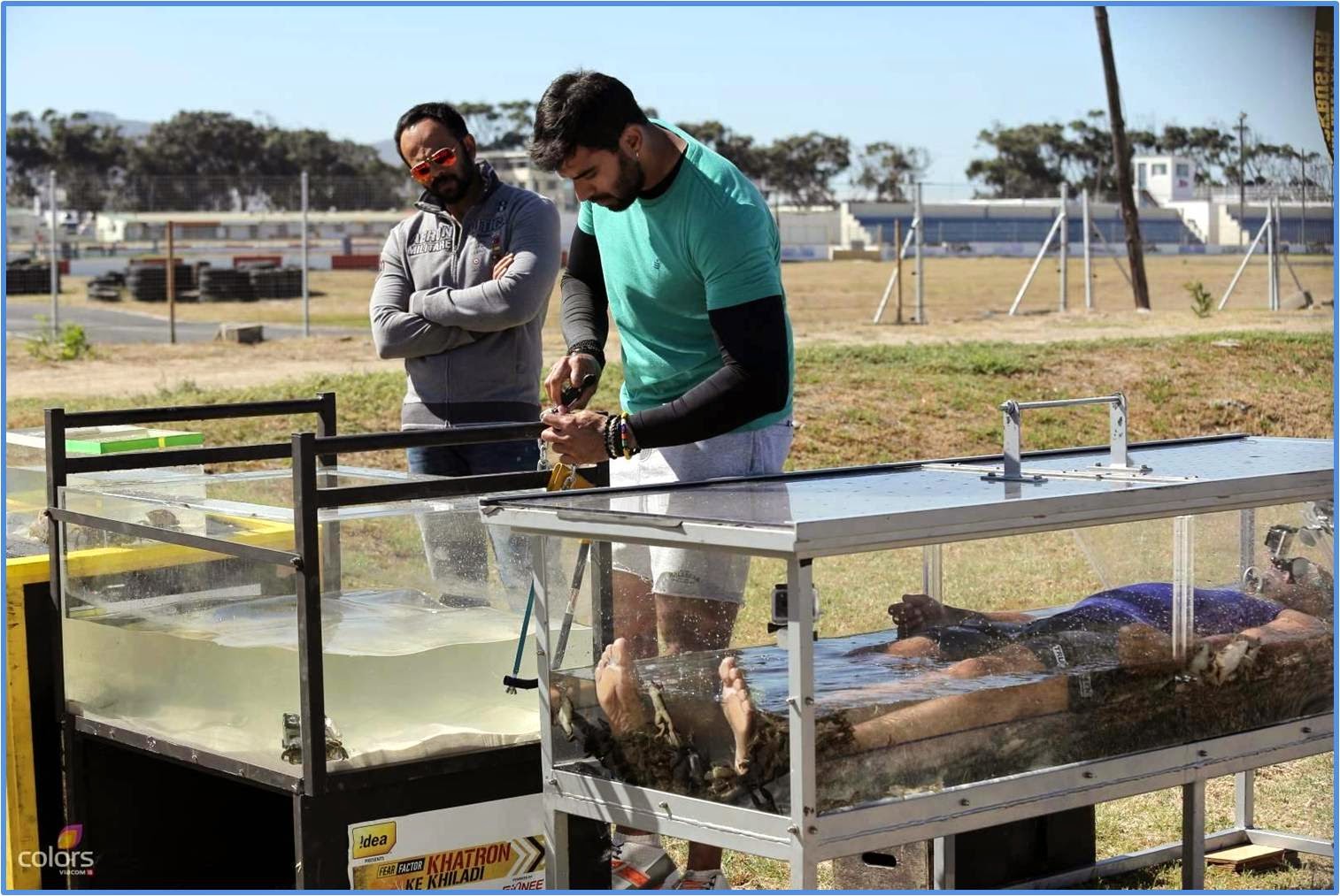 Nikitin and Ranvir in Khatron Ke Khiladi stunt Ranvir sleeping with crabs and frogs in a glass box and Nikitin trying to unlock the box in Khatron Ke Khiladi stunt