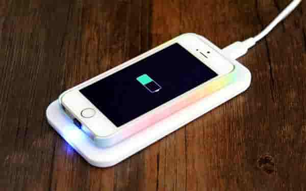 iPhone का वायरलेस चार्जिंग पैड हुआ लॉन्च | QI Technology से है लैस | जाने कितनी है कीमत और क्या है खासियत iPhone का वायरलेस चार्जिंग पैड हुआ लॉन्च | QI Technology से है लैस | जाने कितनी है कीमत और क्या है खासियत