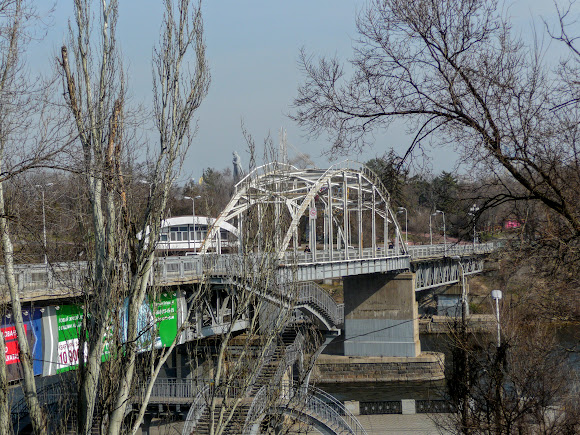 Днепр. Пешеходный мост через Днепр к Монастырскому острову