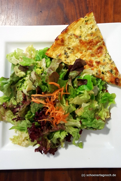 Quiche Lorraine mit grünem Salat im Creativ Café Cuisine in Karlsruhe Quiche Lorraine mit grünem Salat im Creativ Café Cuisine in Karlsruhe