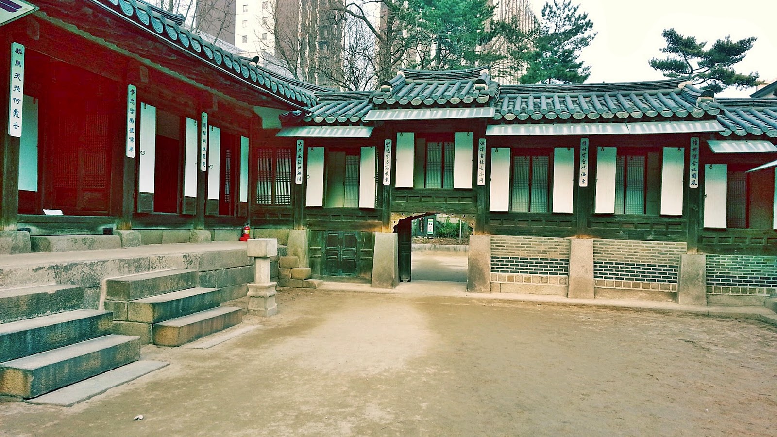Irodang is Anchae (안채 = Inner Quarters) reserved for women, located at the farthest end from the main gate with high platform. www.meheartseoul.blogspot.com (Vera Lee)
