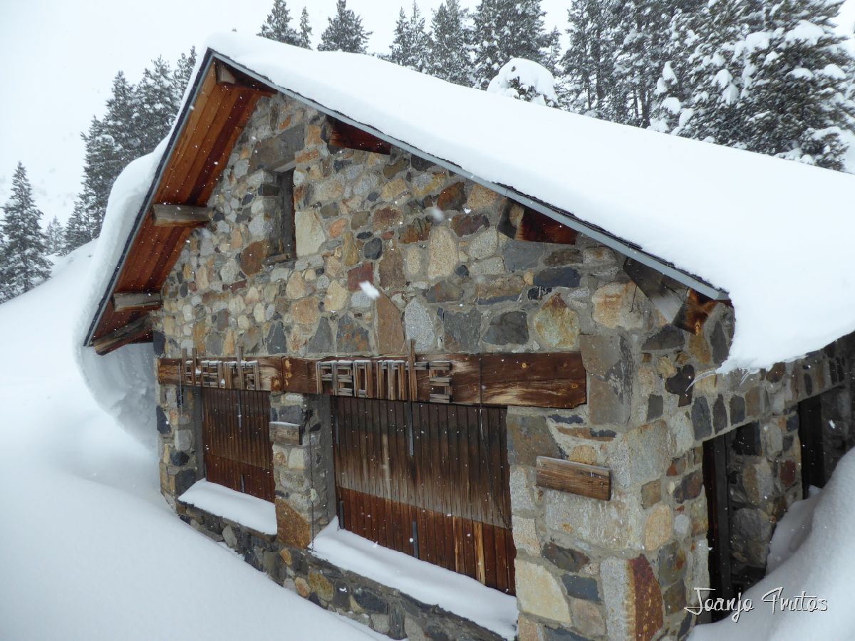 P1110270 - Visitando los 3 m de nieve Refugio de La Renclusa