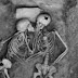 JUNTOS HÁ 2800 ANOS: EM ÚLTIMO SUSPIRO ESQUELETOS SE BEIJAM