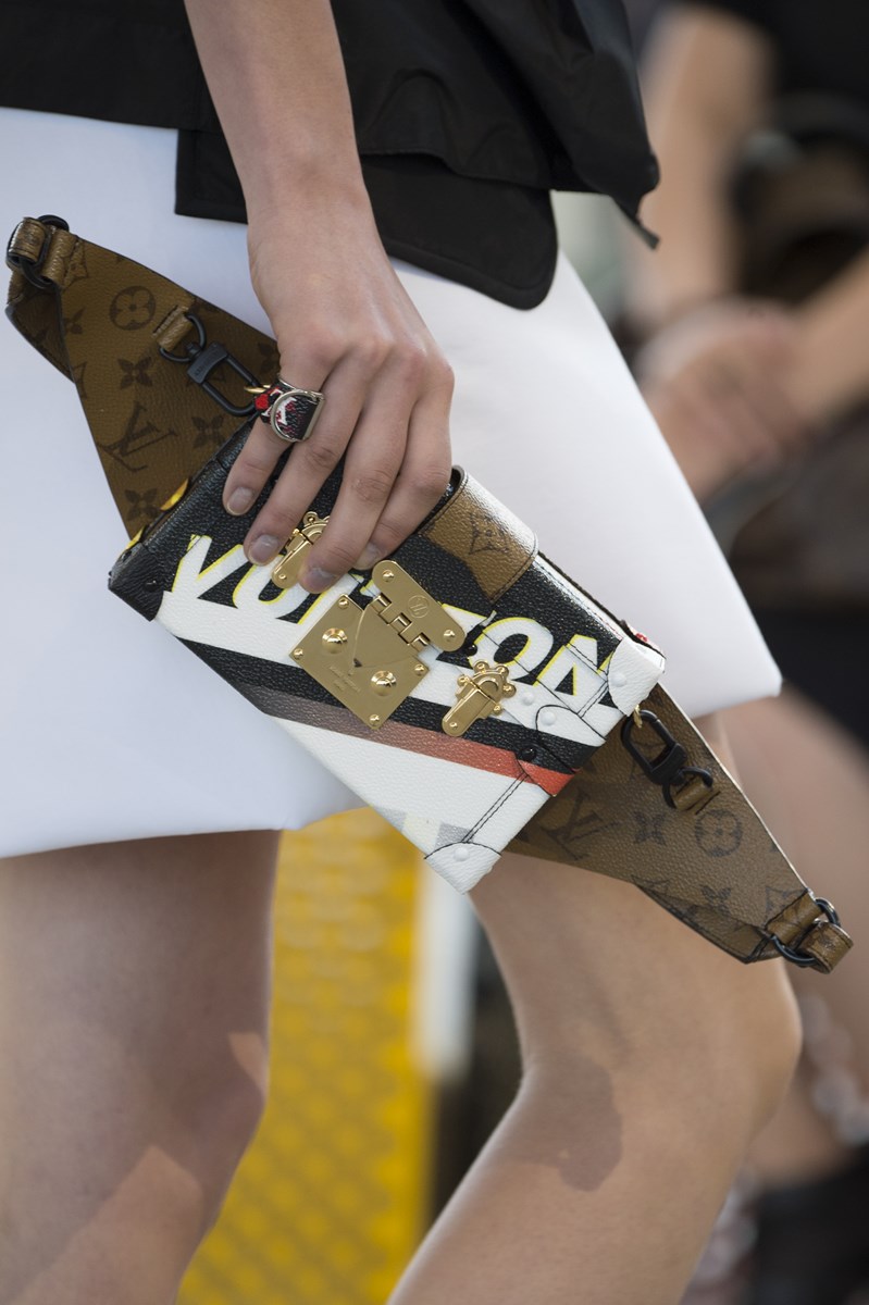 Détails accessoires Louis Vuitton Cruise 2017 louis-vuitton-cruise-2017,louis-vuitton-cruise, cruise-2017, défilé-louis-vuitton, louis-vuitton-rio-janeiro, louis-vuitton-brasil, louis-vuitton-brésil, du-dessin-aux-podiums, dudessinauxpodiums, nicolas-ghesquière-louis-vuitton, Niterói-Contemporary-Art-Museum, museu-nitéroi, Musée-d-art-contemporain-de-Niterói