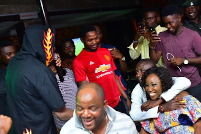 2Baba Stimulates Football Fans At Viewing Centers As Arsenal Wins the FA Cup Final